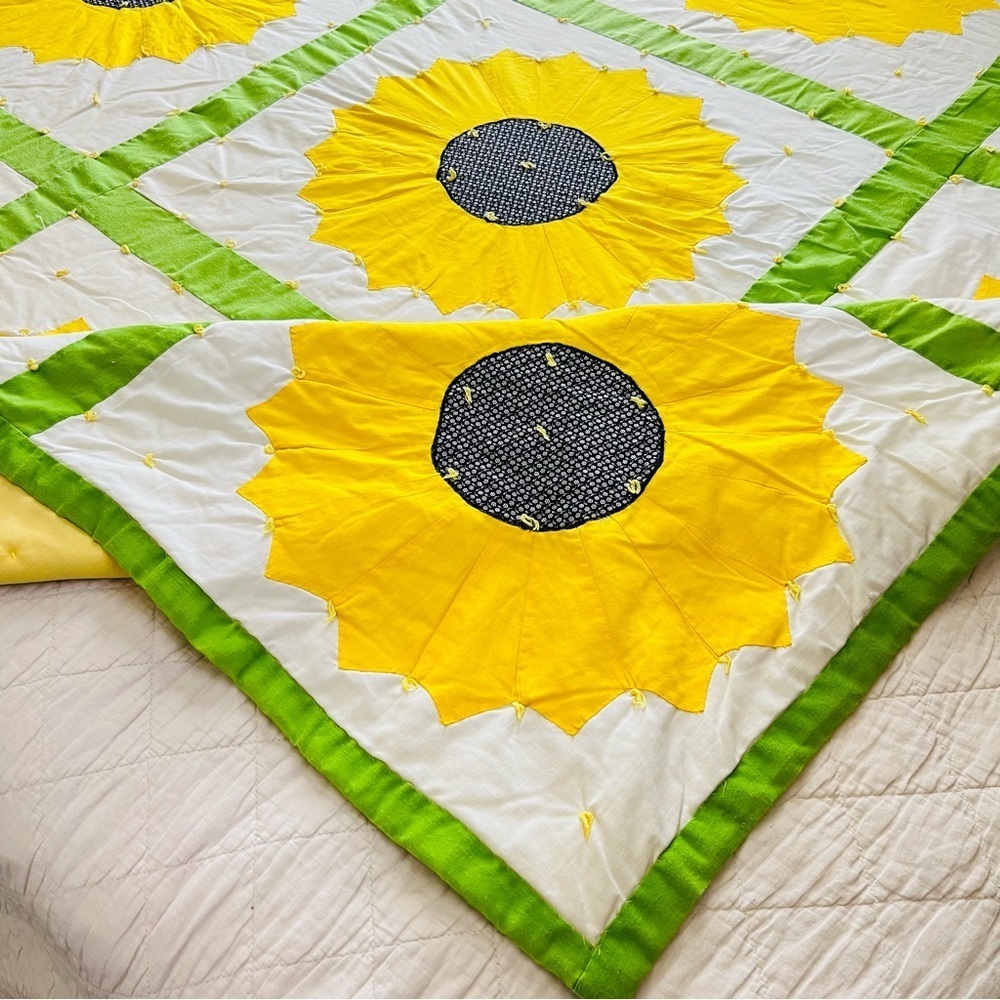 68”x96” Vintage from 1980’s Handmade Sunflower Quilt.